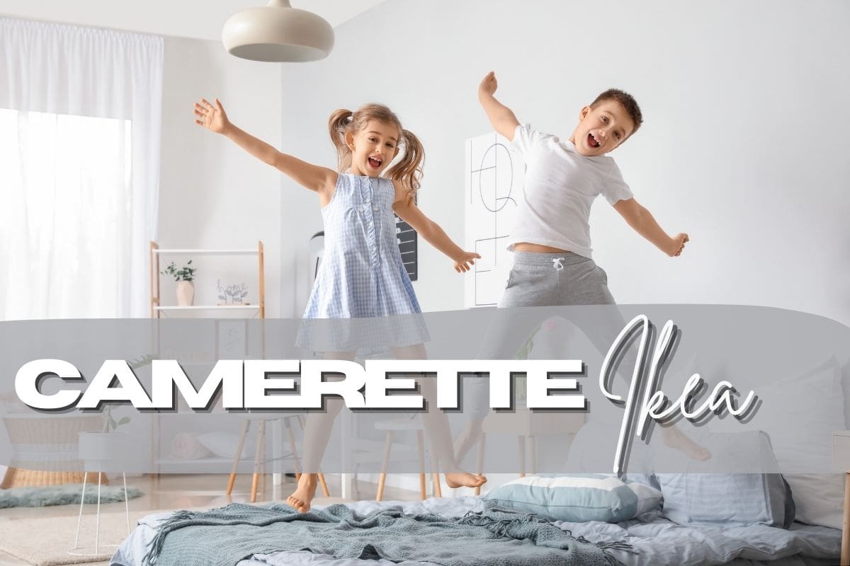 bambini in cameretta e scritte in primo piano
