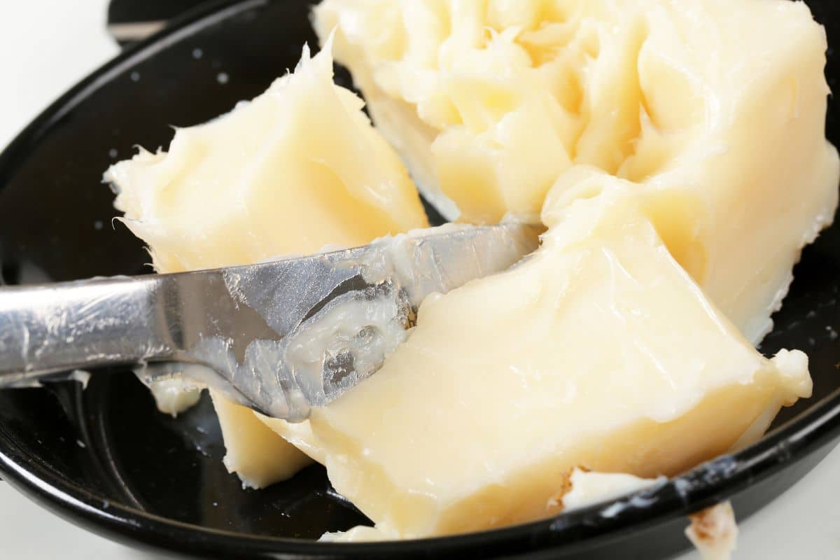 Strutto nel piatto con coltello