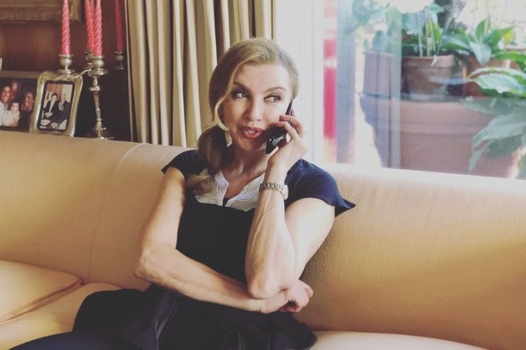 Milly Carlucci che parla al telefono