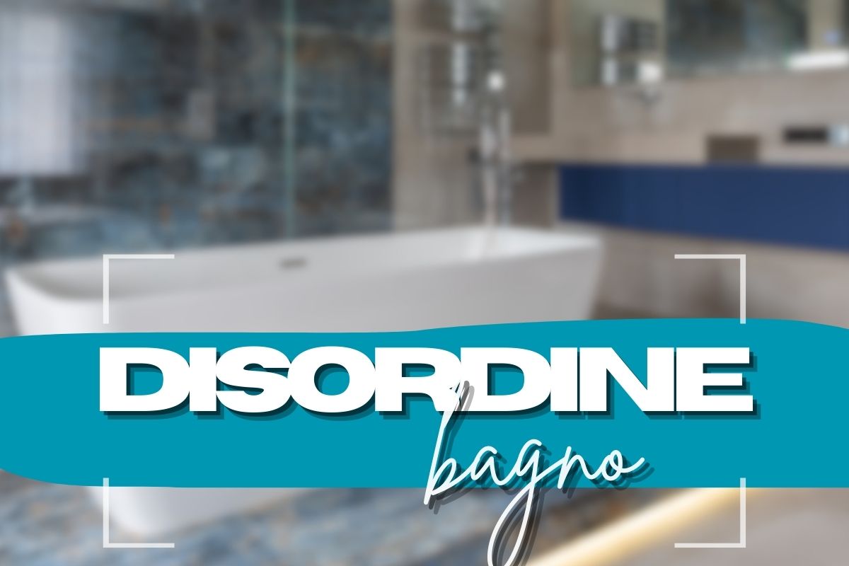 bagno sfocato con scritte in primo piano