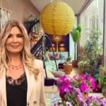 Selvaggia Lucarelli, sul fondo casa con tanti fiori molto orientale