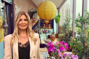 Selvaggia Lucarelli, sul fondo casa con tanti fiori molto orientale