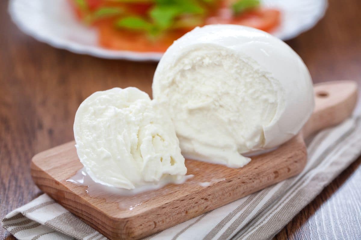 Mazzarella di bufala sul tavolo