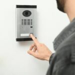 persona che suona al campanello