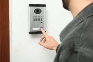 persona che suona al campanello