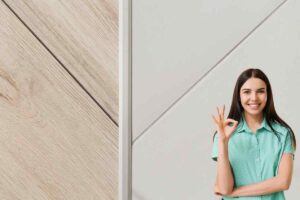 fughe pavimenti e donna felice