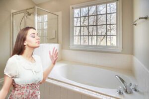 bagno e donna che annusa