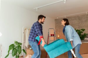 donna e uomo con divano azzurro