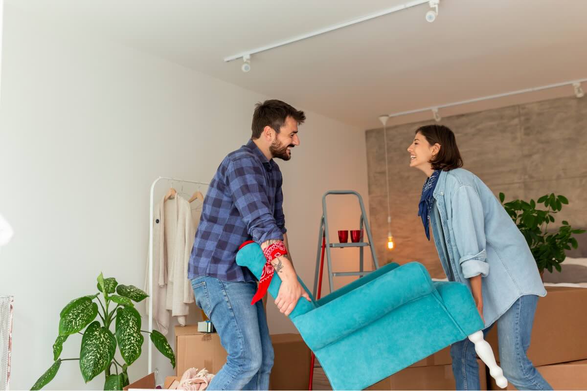 donna e uomo con divano azzurro