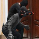 ladri entrano in casa