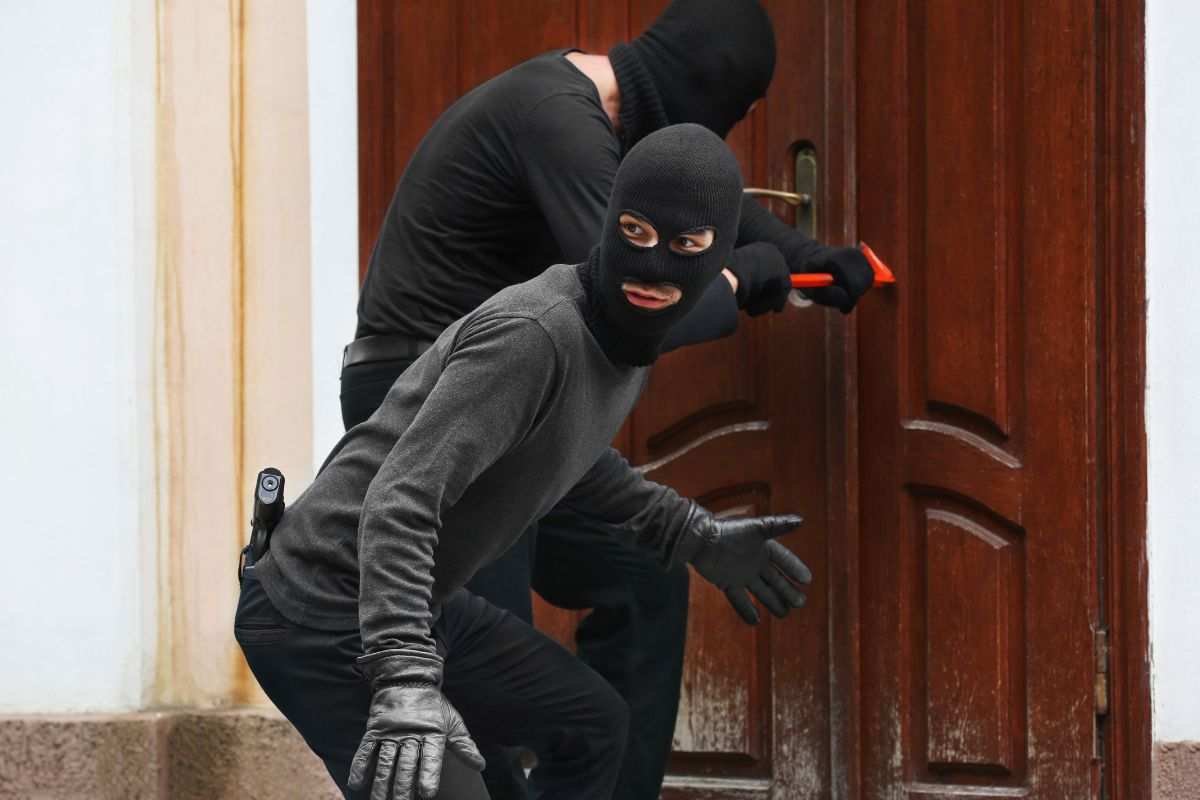 ladri entrano in casa