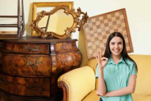 mobili antichi con donna con segno ok con le mani