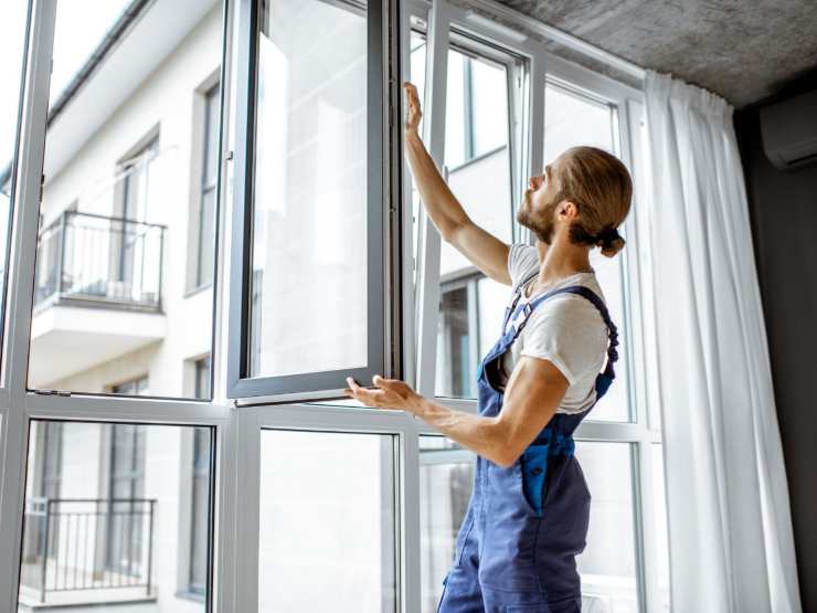 operatore cambia infissi