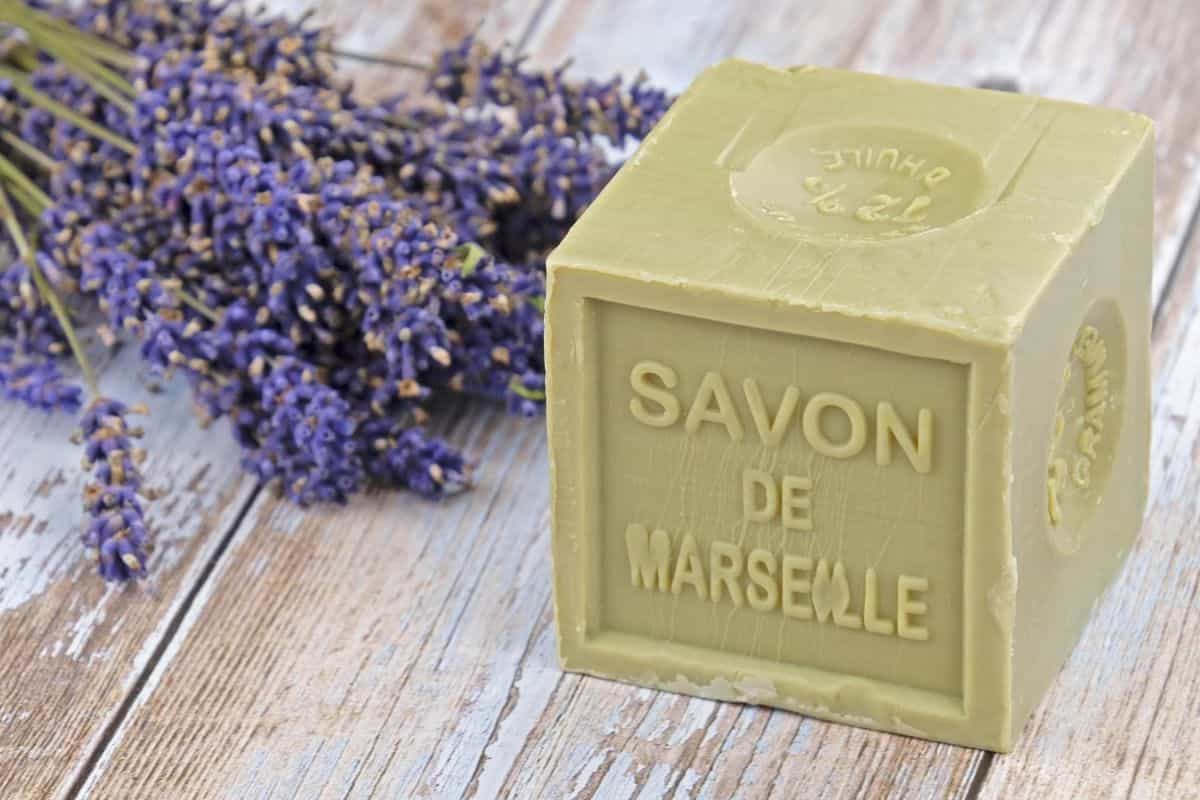 Sapone di Marsiglia e fiori di lavanda