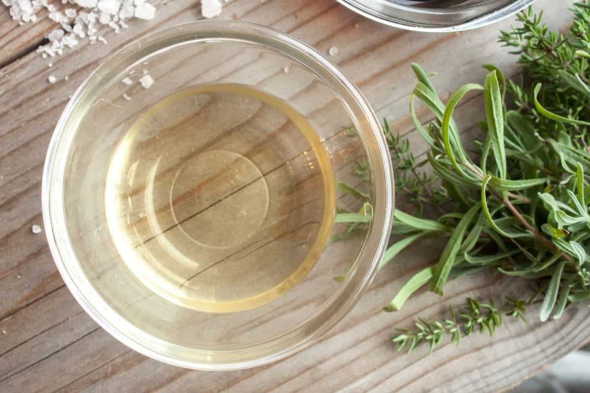 Aceto di vino bianco in ciotola