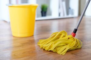 secchio giallo mocio parquet