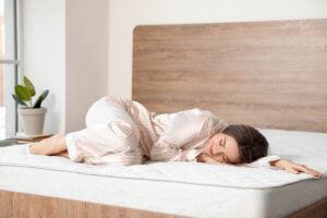 donna sul materasso