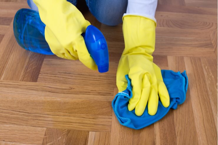 spray e panno per pulire il parquet