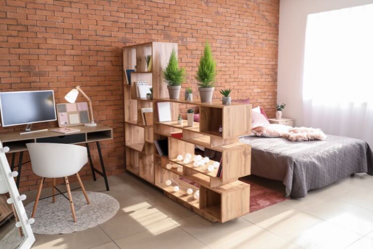 monolocale con libreria che separa ambienti