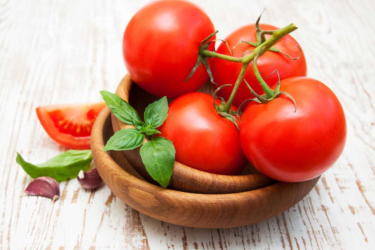 Pomodori in piatto di legno