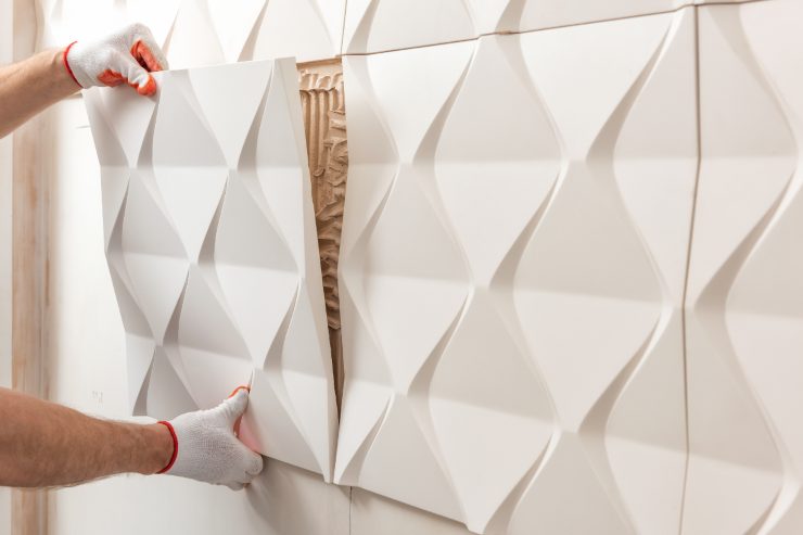 Una parete con dei pannelli decorativi