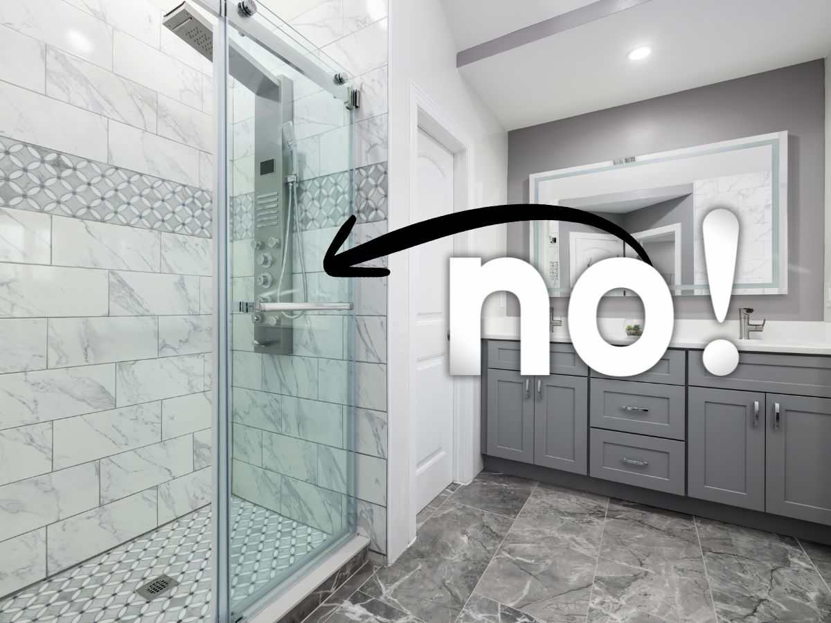 sfondo bagno con box doccia e scritta no! con freccia che lo indica