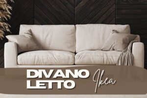 divano beige e scritte in primo piano