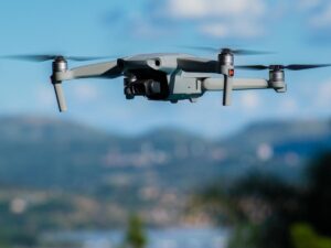 primo piano di un drone che sorvola nel cielo