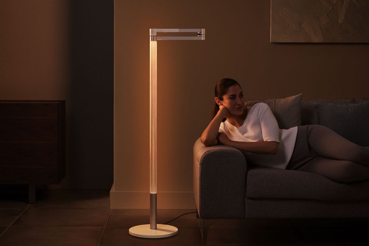 Lampada da terra Dyson Solarcycle Morph e donna