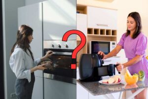 donna con forno elettrico e donna con friggitrice ad aria