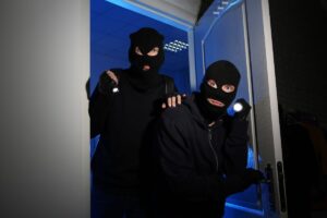 ladri che entrano in casa