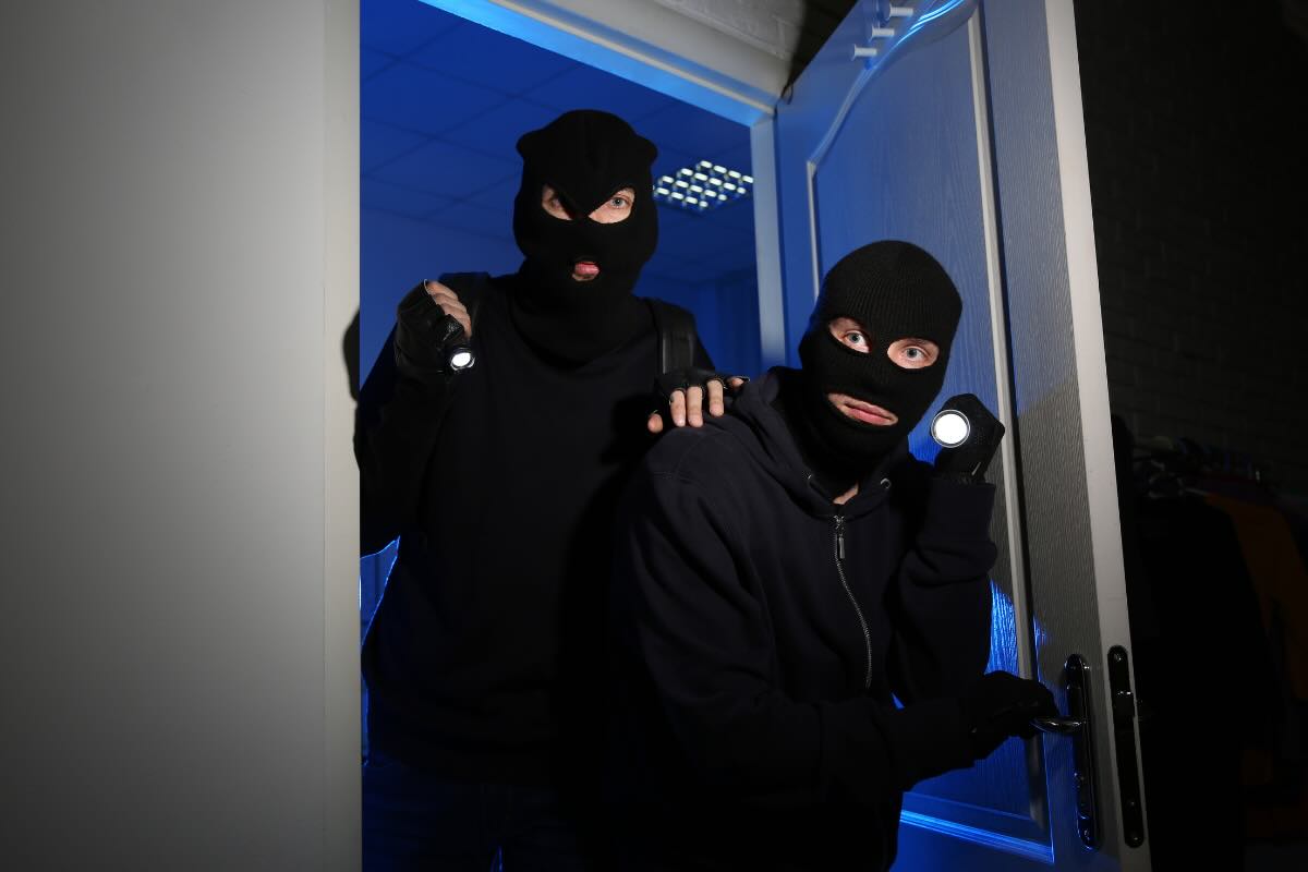 ladri che entrano in casa