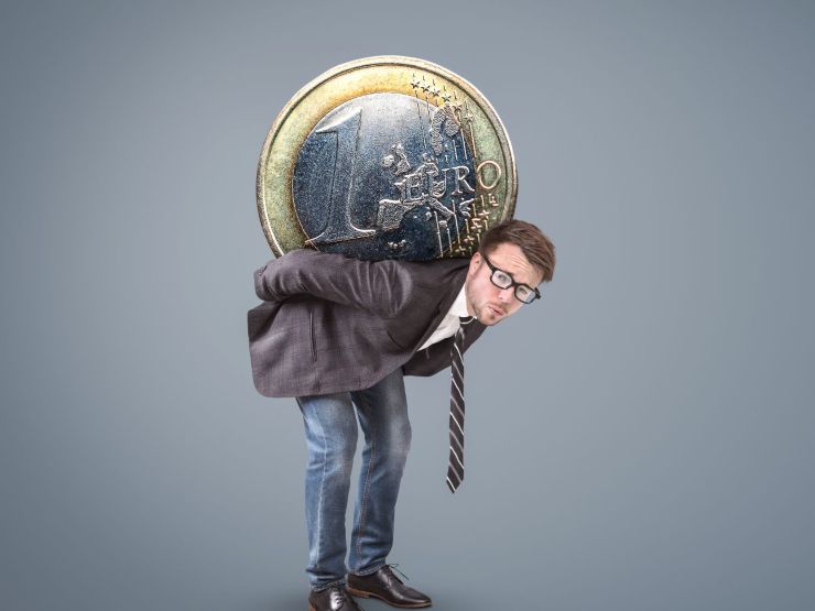 uomo con monete euro enorme sulla schiena
