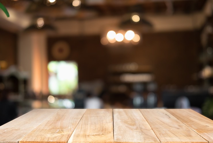 vista da un ripiano in legno in cucina