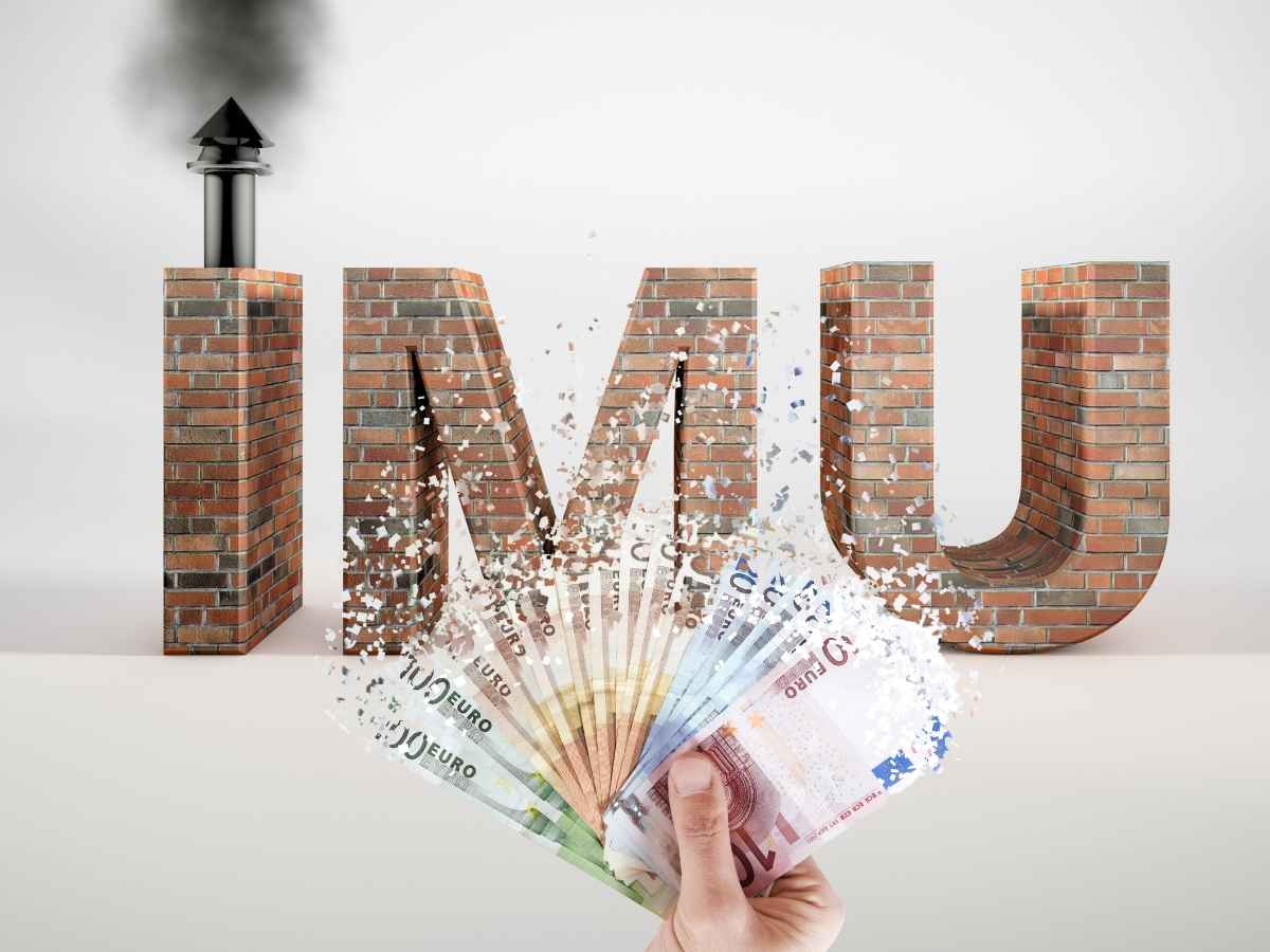 imu scritta e mano con euro