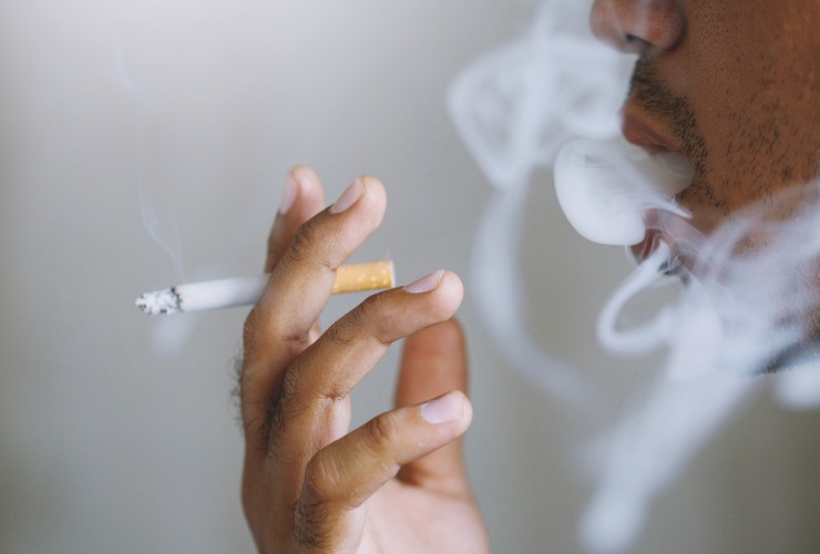 uomo che fuma una sigaretta