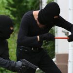 Ladri in azione scassinano porta