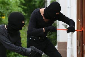 Ladri in azione scassinano porta