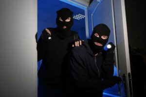 Ladri entrano in casa