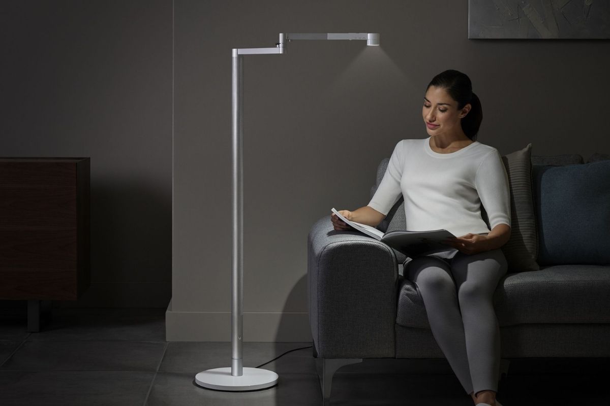 Lampada da terra Dyson Solarcycl e Morphe donna