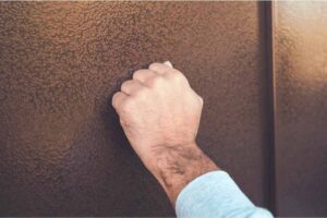 mano che bussa alla porta
