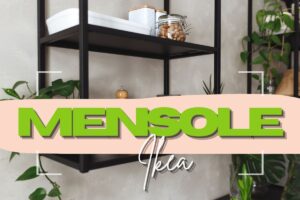 mensola nera in cucina con scritta in primo piano
