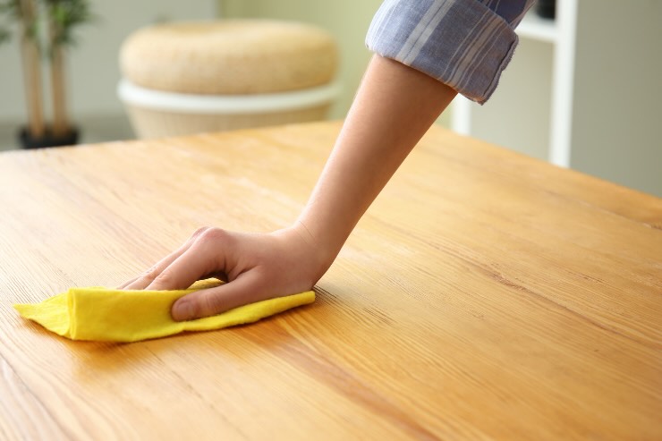 pulire tavolo legno con panno giallo