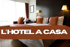 camera di hotel e scritte