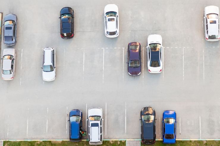 Macchine parcheggiate e posti liberi