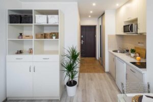 monolocale con faretti e parquet