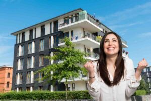 edificio e donna felice