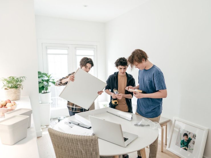 persone che parlano tra loro con strumenti da lavoro in mano