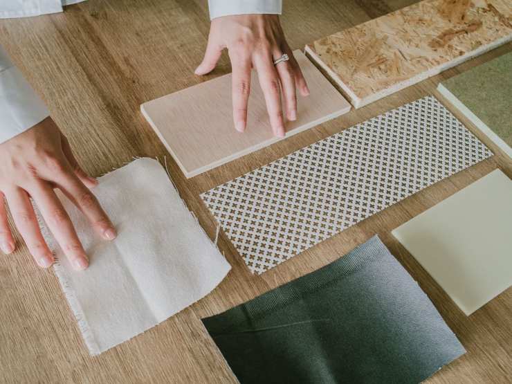 persona scruta diversi materiali