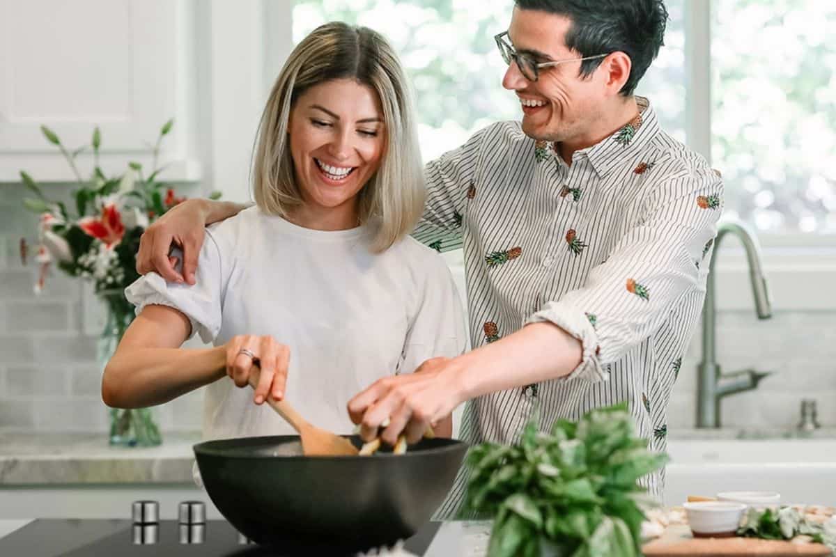 coppia in cucina